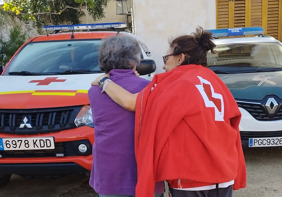 Un miembro de Cruz Roja asiste a una mujer en Letur