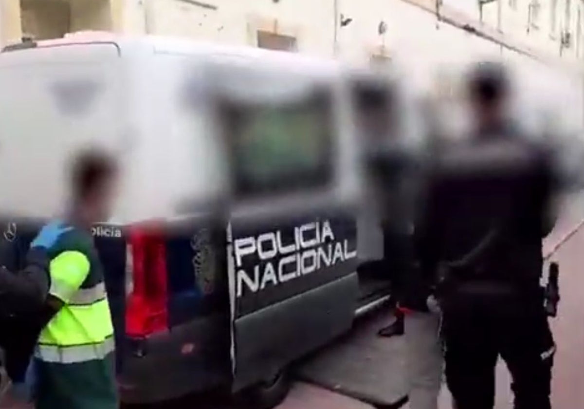 Varios detenidos suben a un furgón de la Policía Nacional por cometer saqueos en Valencia