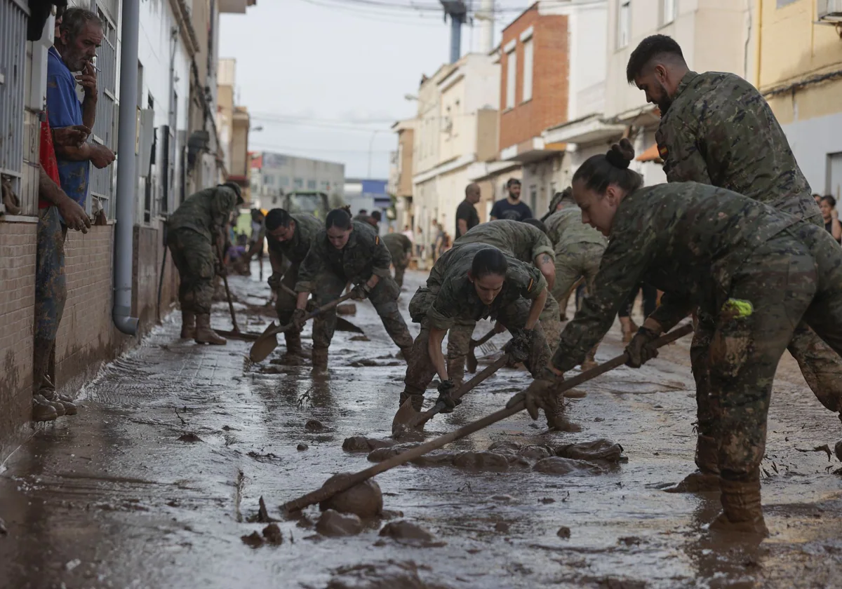 Varios soldados del regimiento 21 de marines trabajan en las labores de retirada del lodo acumulado en la Masía del Oliveral, en Riba-Roja