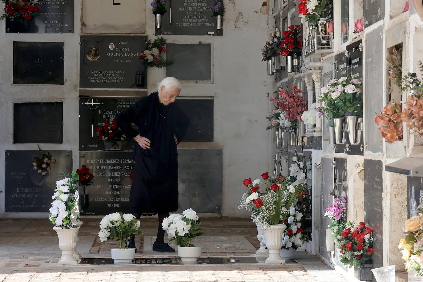 El eterno recuerdo a los difuntos en Córdoba el Día de Todos los Santos, en imágenes