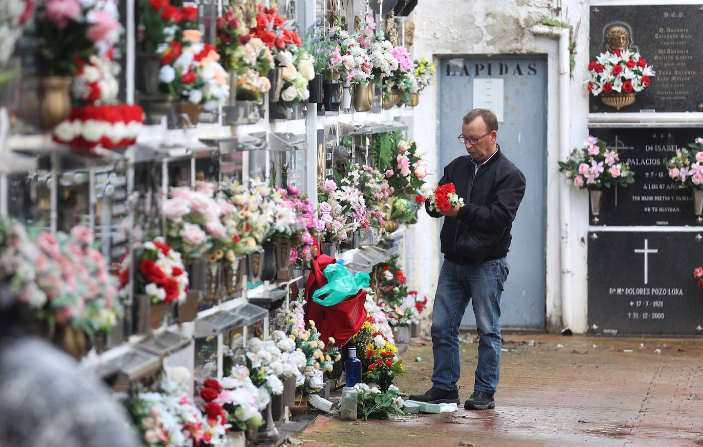 El eterno recuerdo a los difuntos en Córdoba el Día de Todos los Santos, en imágenes