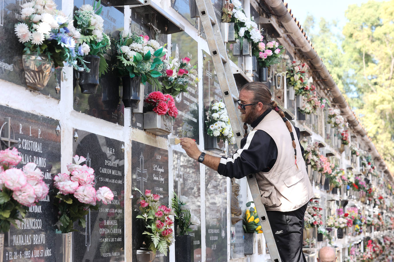 El eterno recuerdo a los difuntos en Córdoba el Día de Todos los Santos, en imágenes