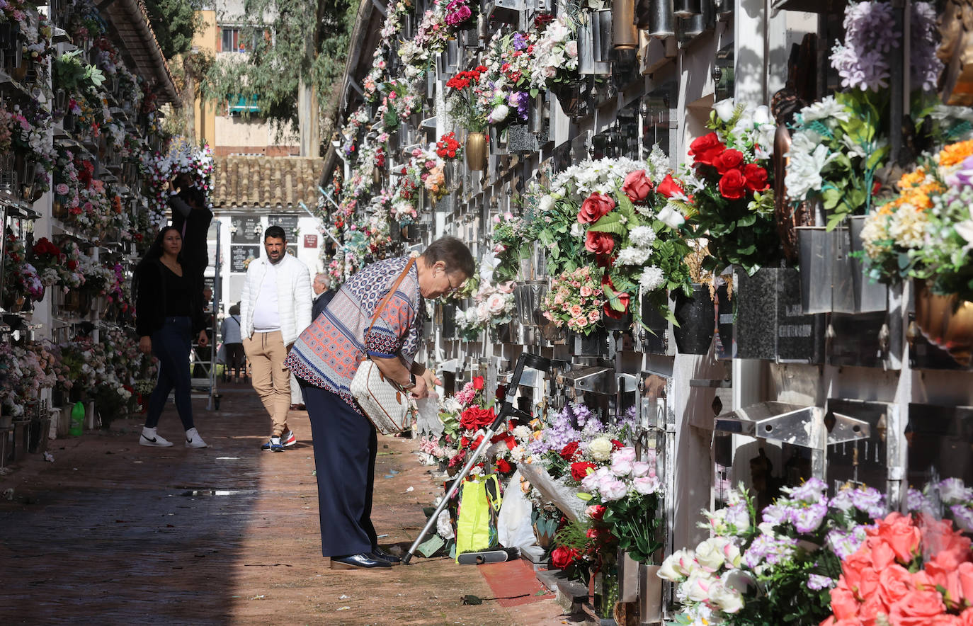 El eterno recuerdo a los difuntos en Córdoba el Día de Todos los Santos, en imágenes