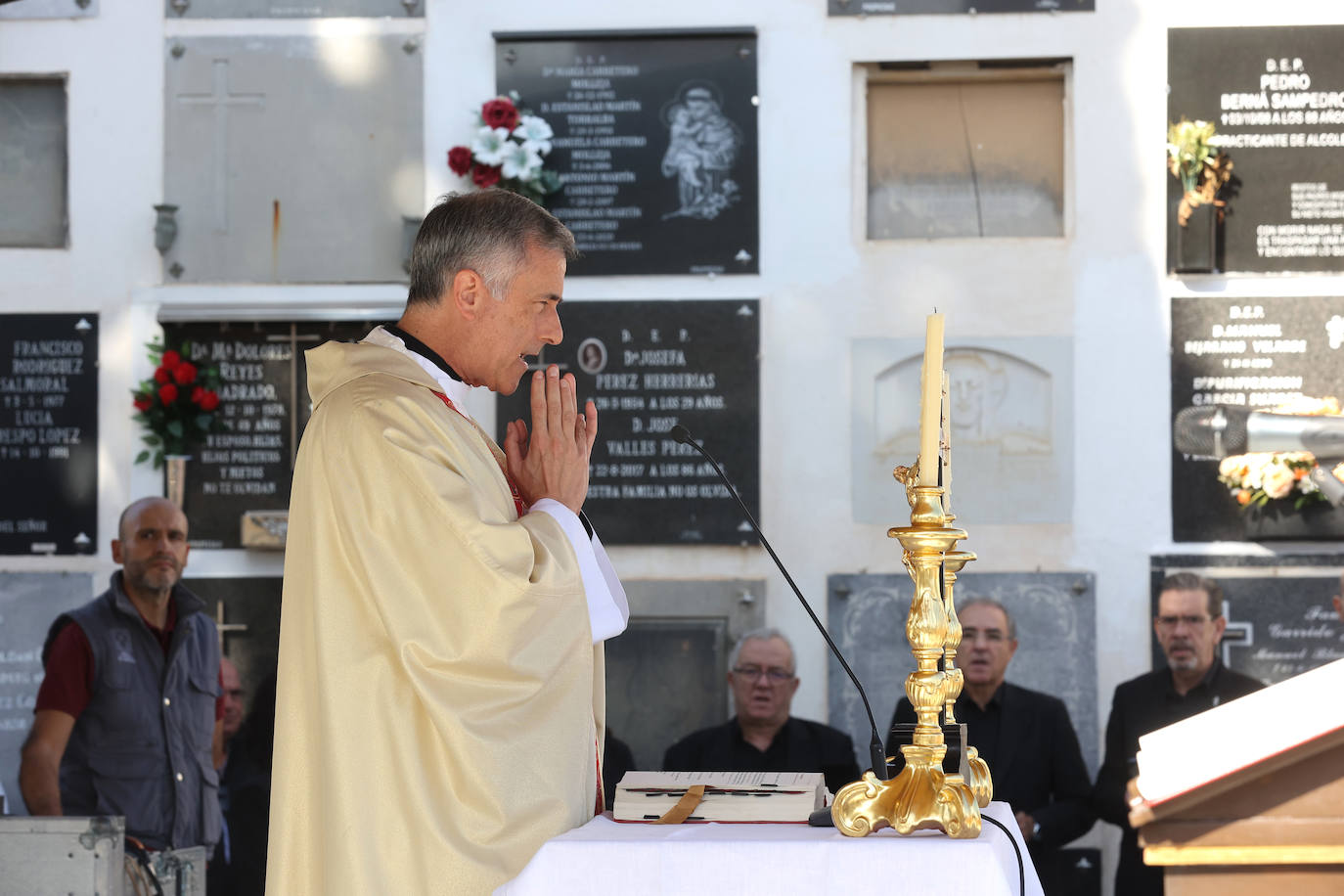 El eterno recuerdo a los difuntos en Córdoba el Día de Todos los Santos, en imágenes