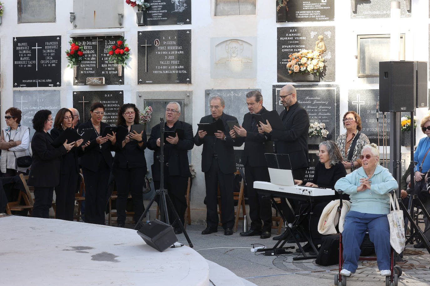 El eterno recuerdo a los difuntos en Córdoba el Día de Todos los Santos, en imágenes