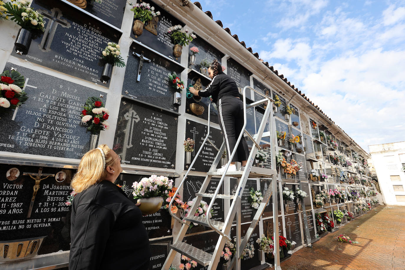 El eterno recuerdo a los difuntos en Córdoba el Día de Todos los Santos, en imágenes