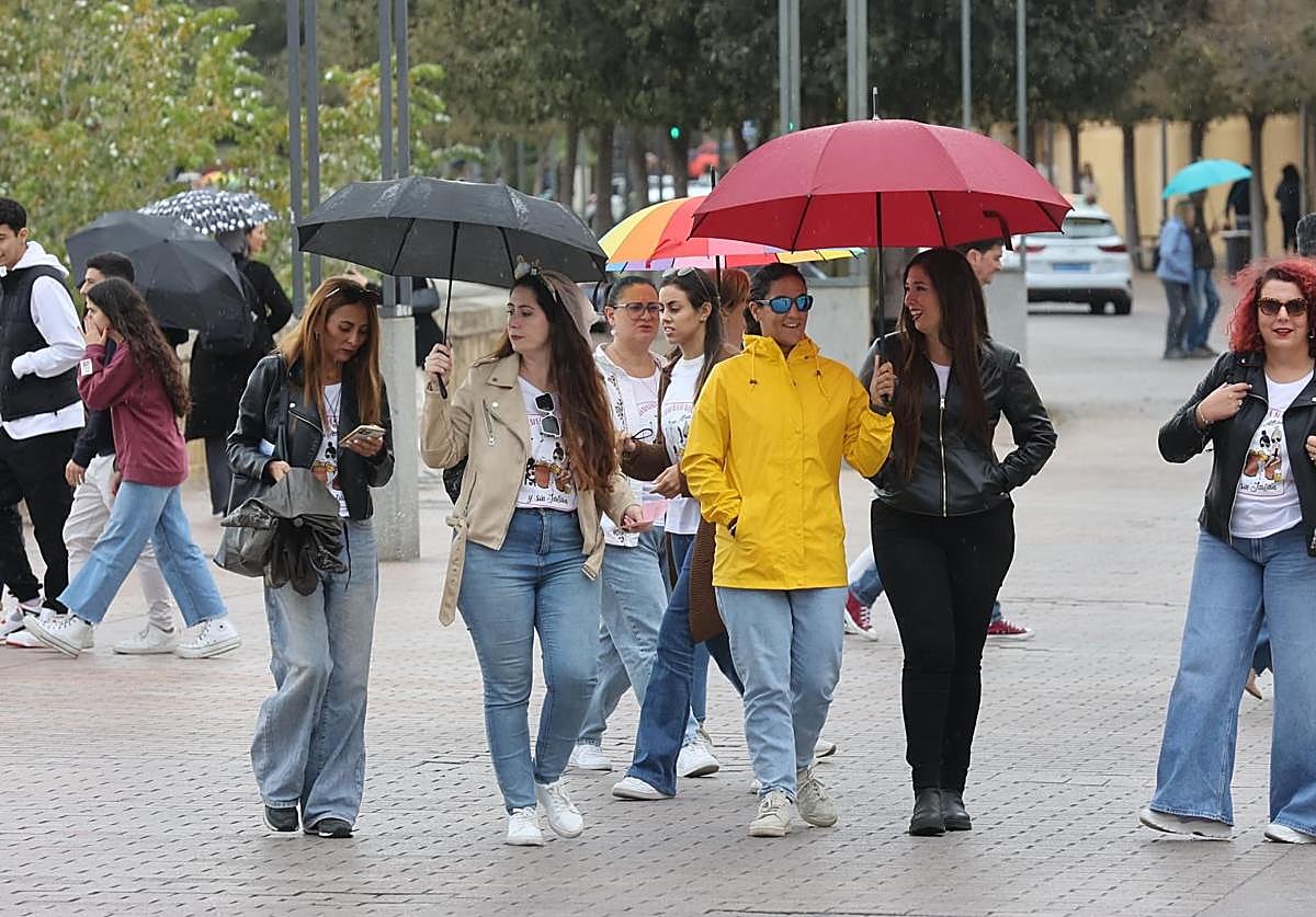 Un grupo de turistas bajo la lluvia en Córdoba