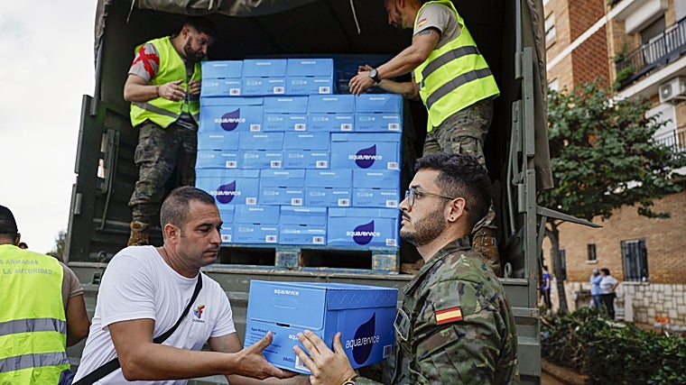 Imagen de militares repartiendo agua embotellada este viernes en la localidad valenciana de Paiporta