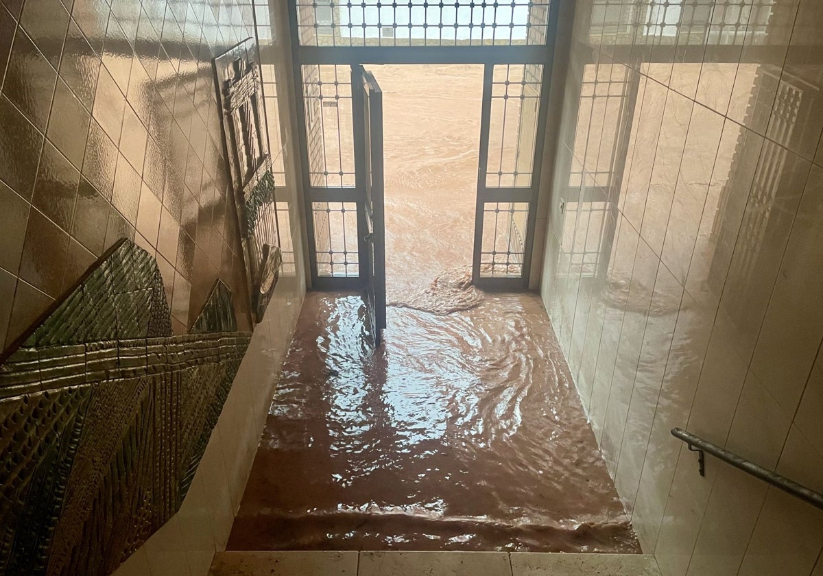 Imagen tomada el martes del agua empujando con fuerza en una finca de Turís (Valencia)