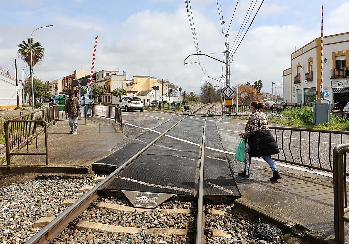 Una mujer cruza las vías del tren en Alcolea