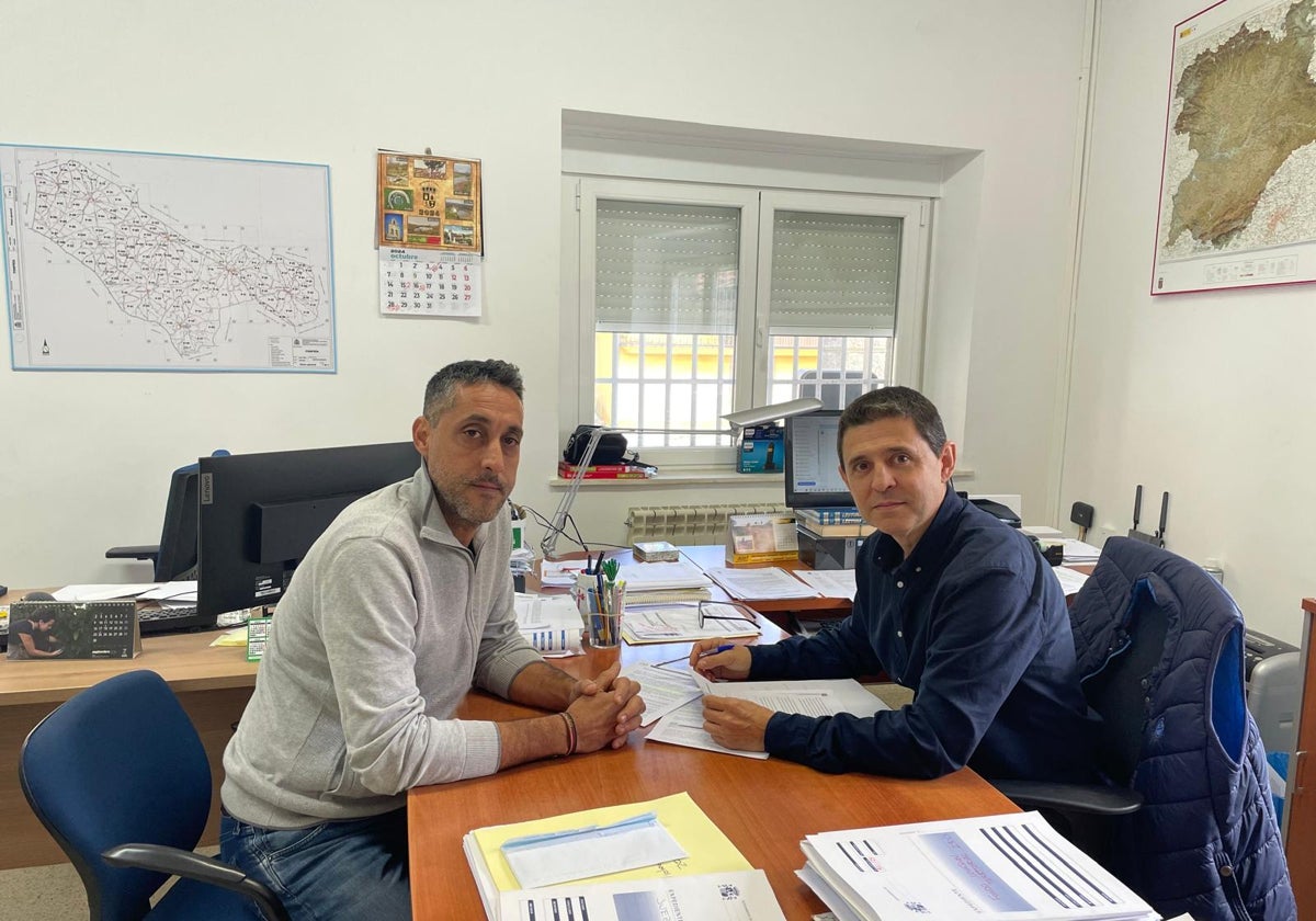 El alcalde, Sergio López, y el nuevo secretario, Luis S. Velasco, en el Ayuntamiento de Fonfría (Zamora)