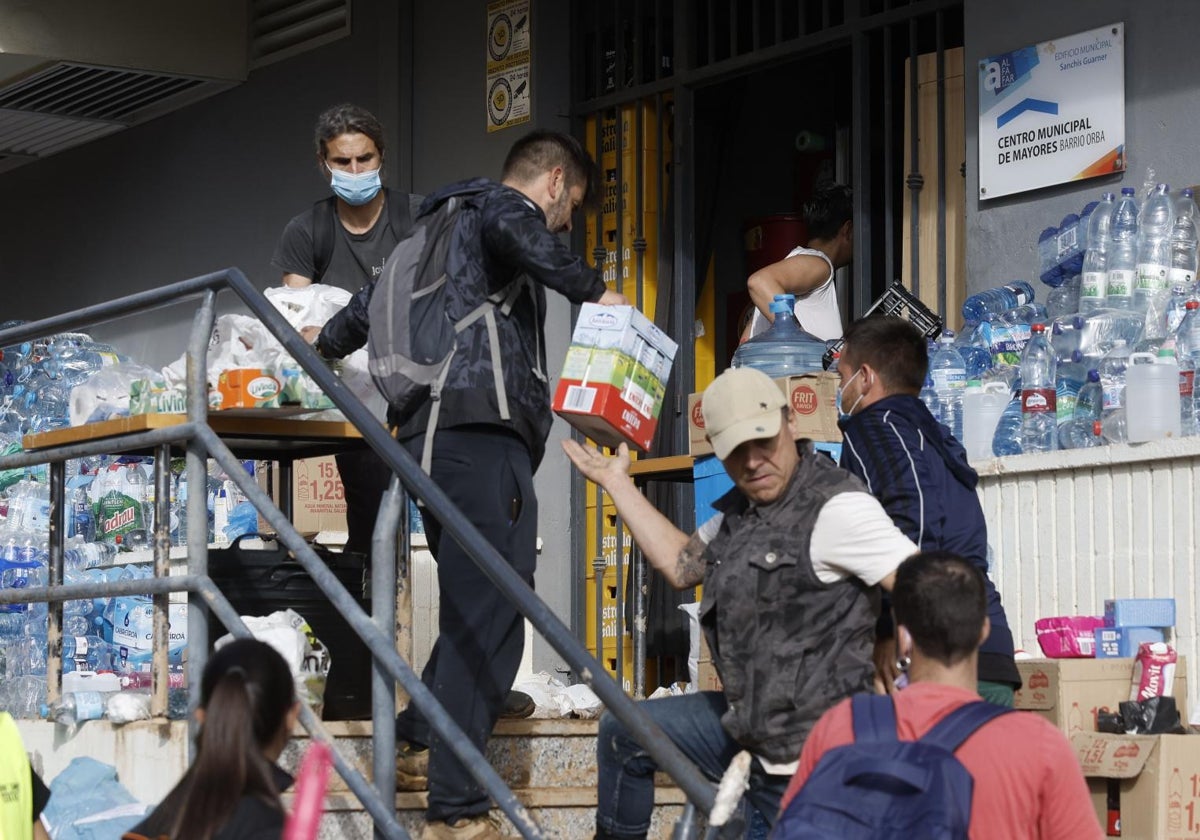 Voluntarios durante el reparto de productos de primera necesidad en Alfafar