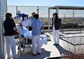 Un paseo al aire libre para los ingresados en la UCI del Hospital Infanta Sofía, de San Sebastián de los Reyes
