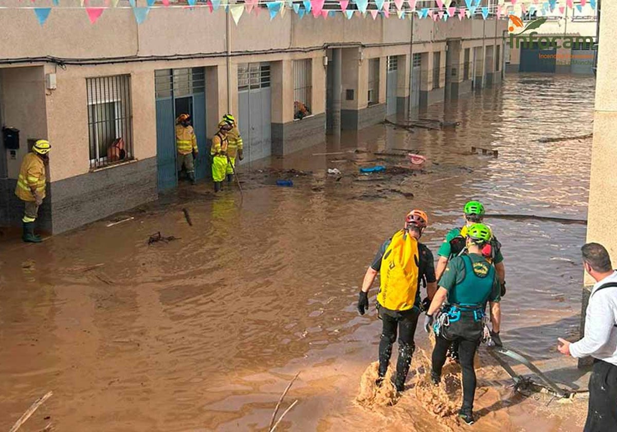 Servicios de emergencia trabajando en una calle de Mira (Cuenca)