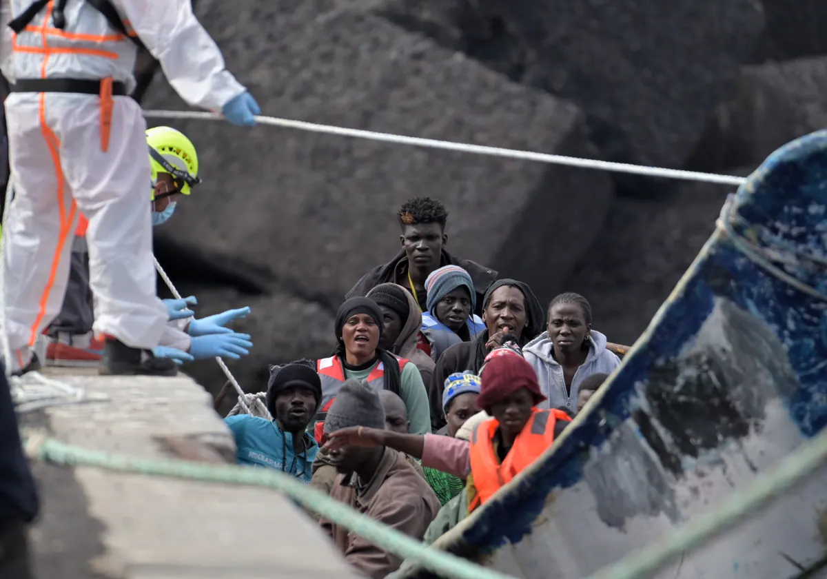 Un cayuco con 71 personas a bordo, con tres niños, una niña y dos bebés  este jueves en La Restinga