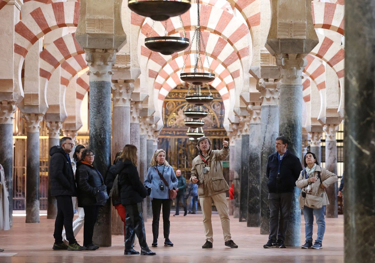 Visitantes en el bosque de columnas de la Mezquita-Catedral de Córdoba