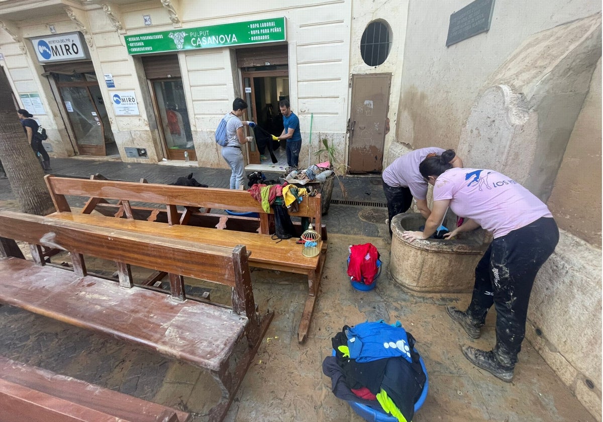 Ropa lavada tras recuperarla de una tienda arrasada por las inundaciones para enviarla a otro municipio