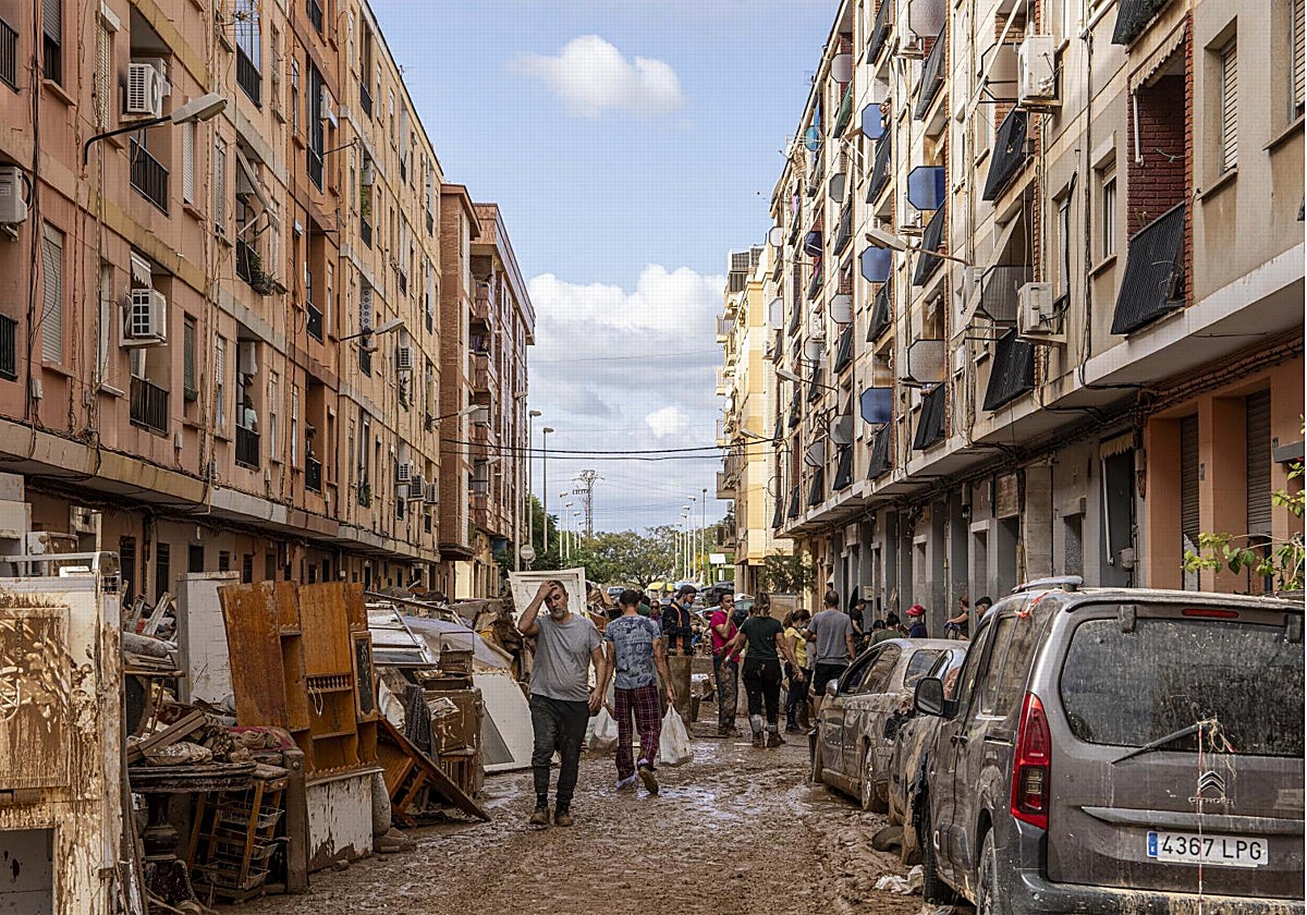 Voluntarios en labores de limpieza en las calles por la DANA en Valencia