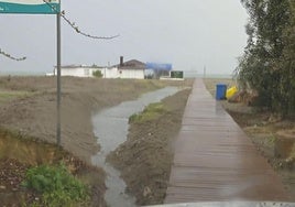 Primeras incidencias por las lluvias en Almería: salen ramblas en Níjar y se inundan avenidas en Vera