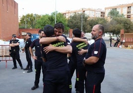 La despedida de los 22 bomberos de Córdoba hacia Valencia, en imágenes