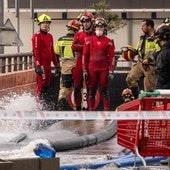 Buzos en Kayak y un dron especial: así trabajan Bomberos, Policía y UME para achicar el agua en el parking del Bonaire