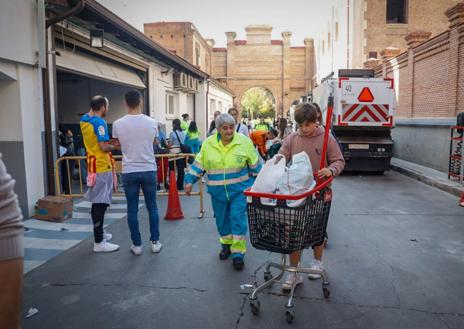 Imagen secundaria 1 - Vecinos y voluntarios clasifican las donaciones en el punto de recogida habilitado por el Ayuntamiento de Madrid 