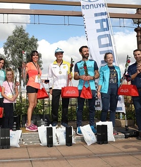 Imagen secundaria 2 - Algunos de los participantes en la carrera, a la que han acudido el alcalde de Toledo y el concejal de Deportes
