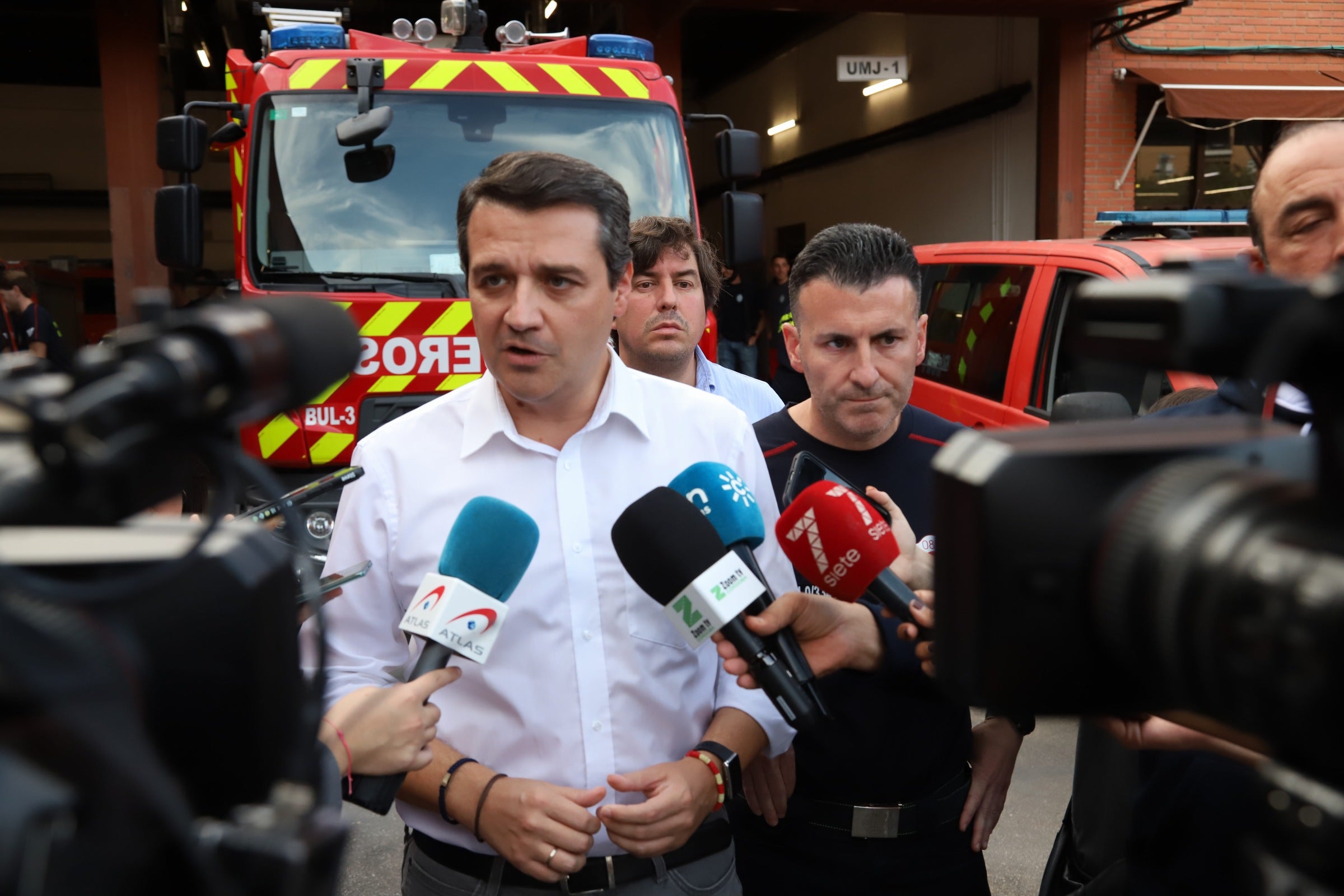 La despedida de los 22 bomberos de Córdoba hacia Valencia, en imágenes