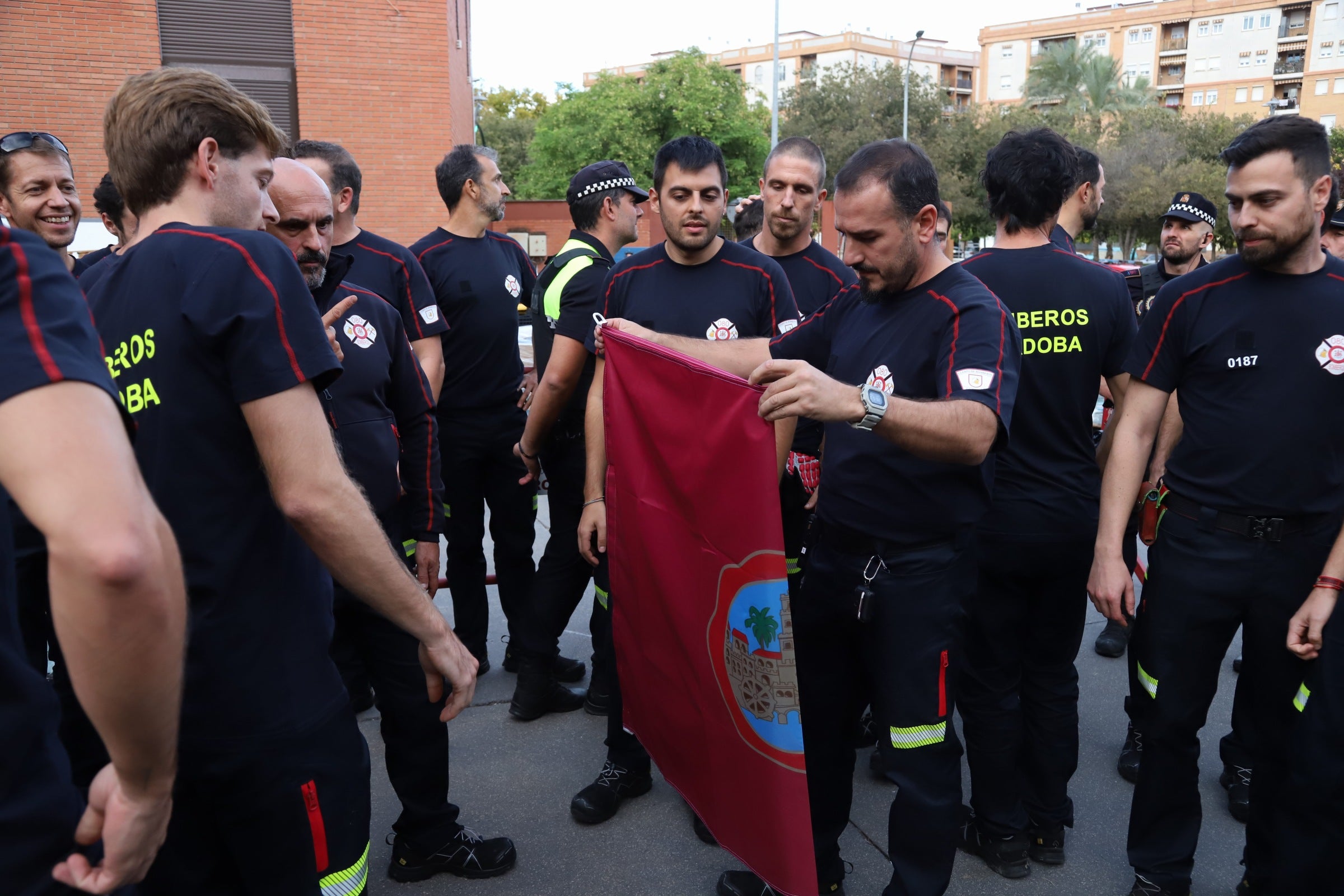 La despedida de los 22 bomberos de Córdoba hacia Valencia, en imágenes