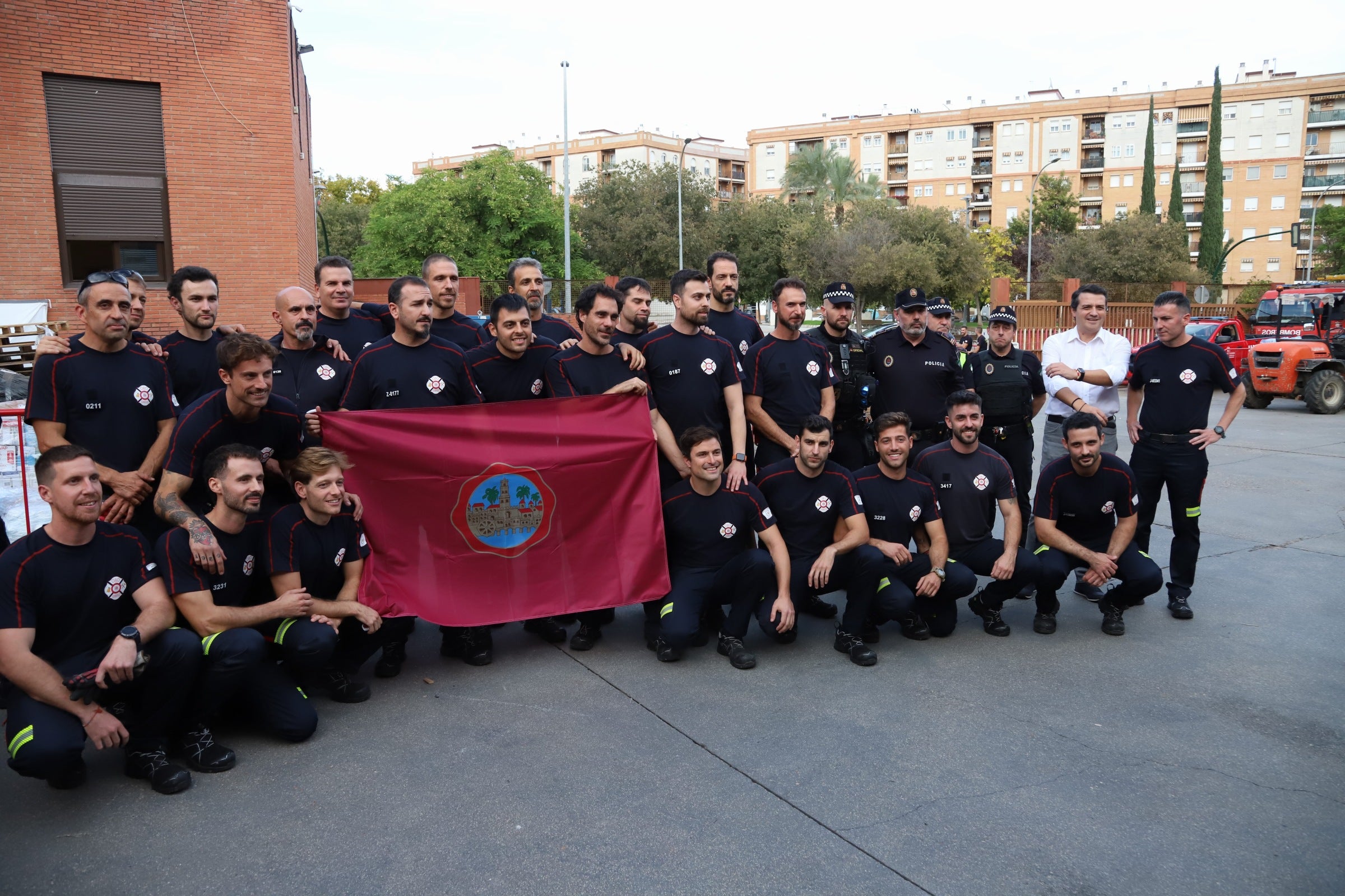 La despedida de los 22 bomberos de Córdoba hacia Valencia, en imágenes