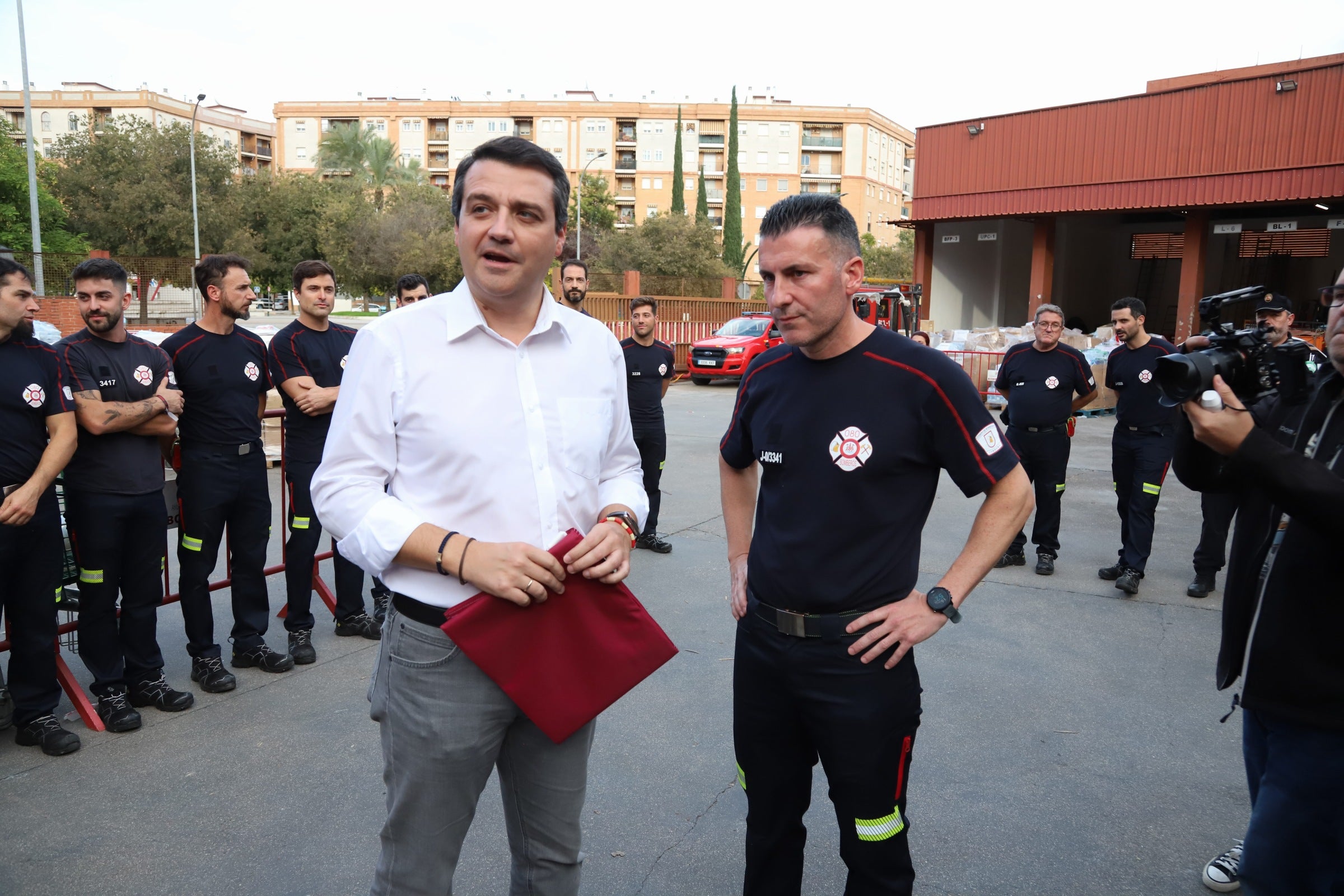 La despedida de los 22 bomberos de Córdoba hacia Valencia, en imágenes