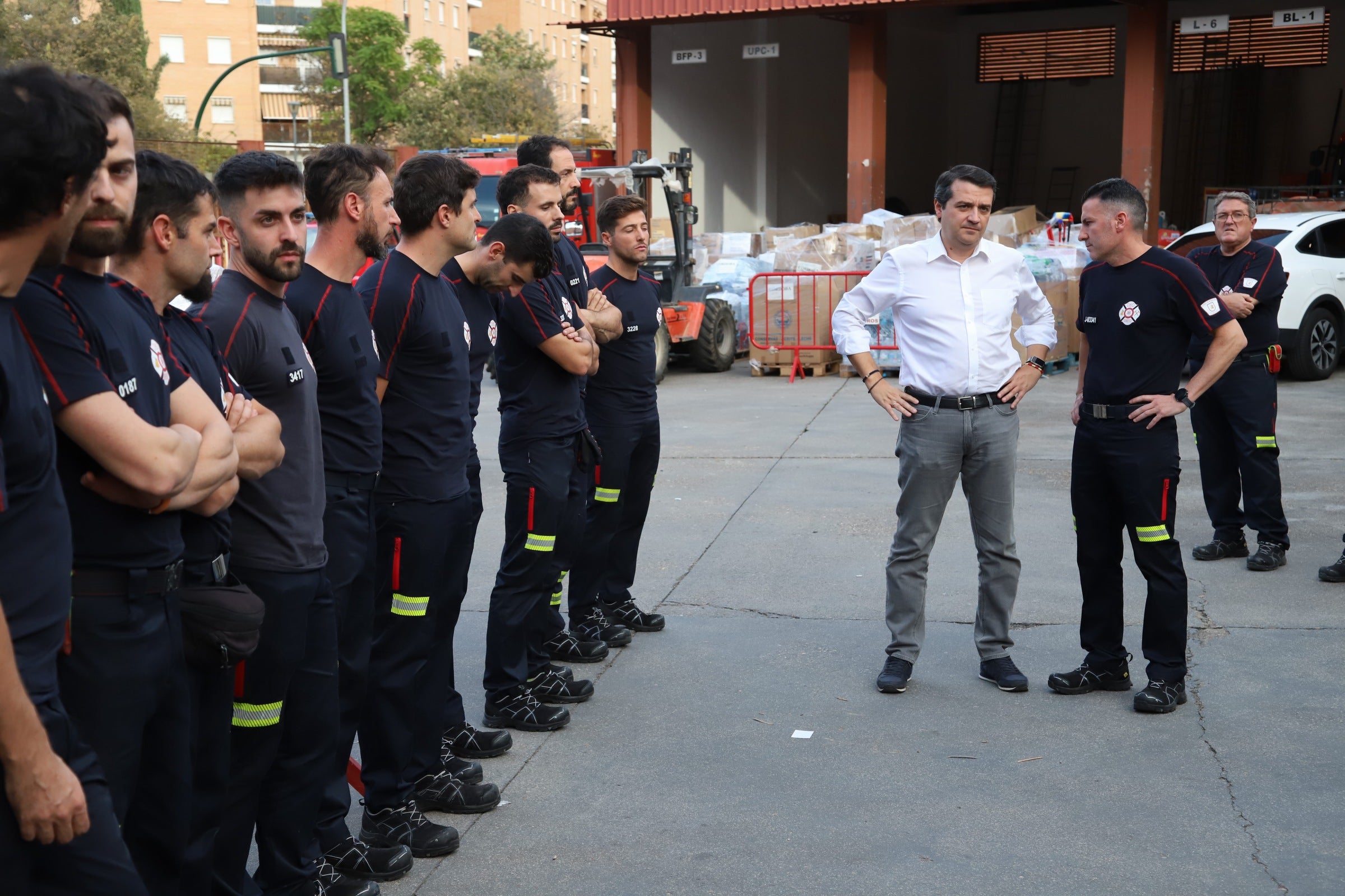 La despedida de los 22 bomberos de Córdoba hacia Valencia, en imágenes