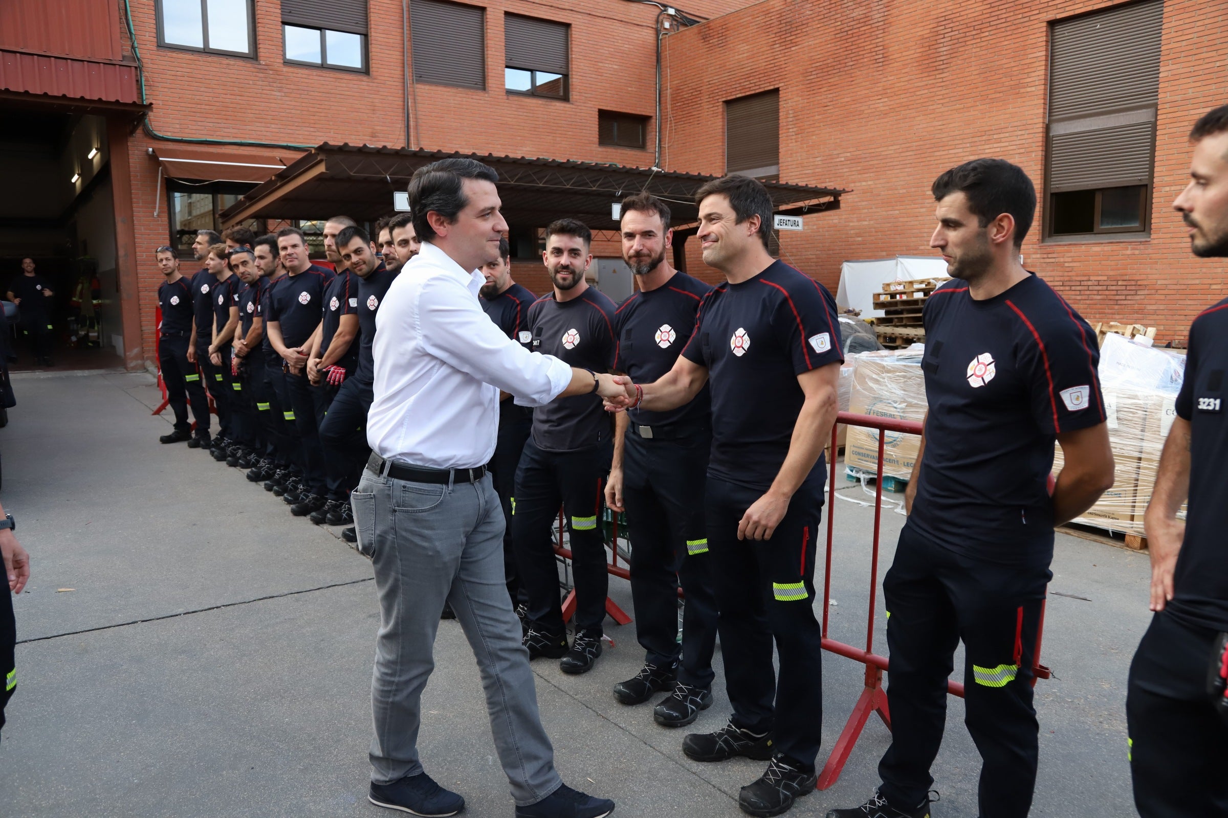 La despedida de los 22 bomberos de Córdoba hacia Valencia, en imágenes