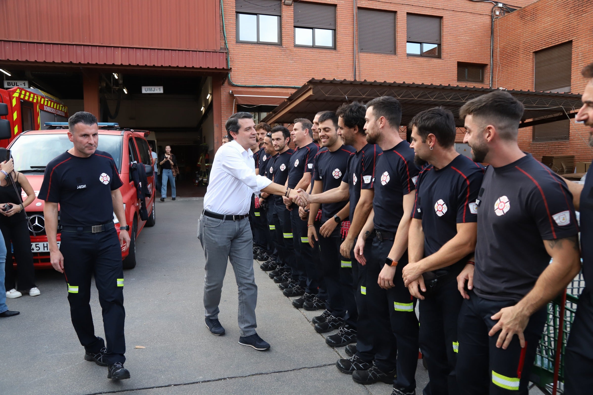 La despedida de los 22 bomberos de Córdoba hacia Valencia, en imágenes