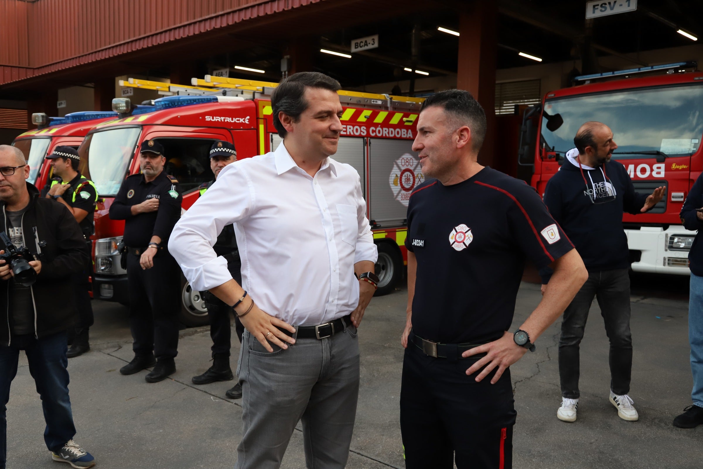 La despedida de los 22 bomberos de Córdoba hacia Valencia, en imágenes