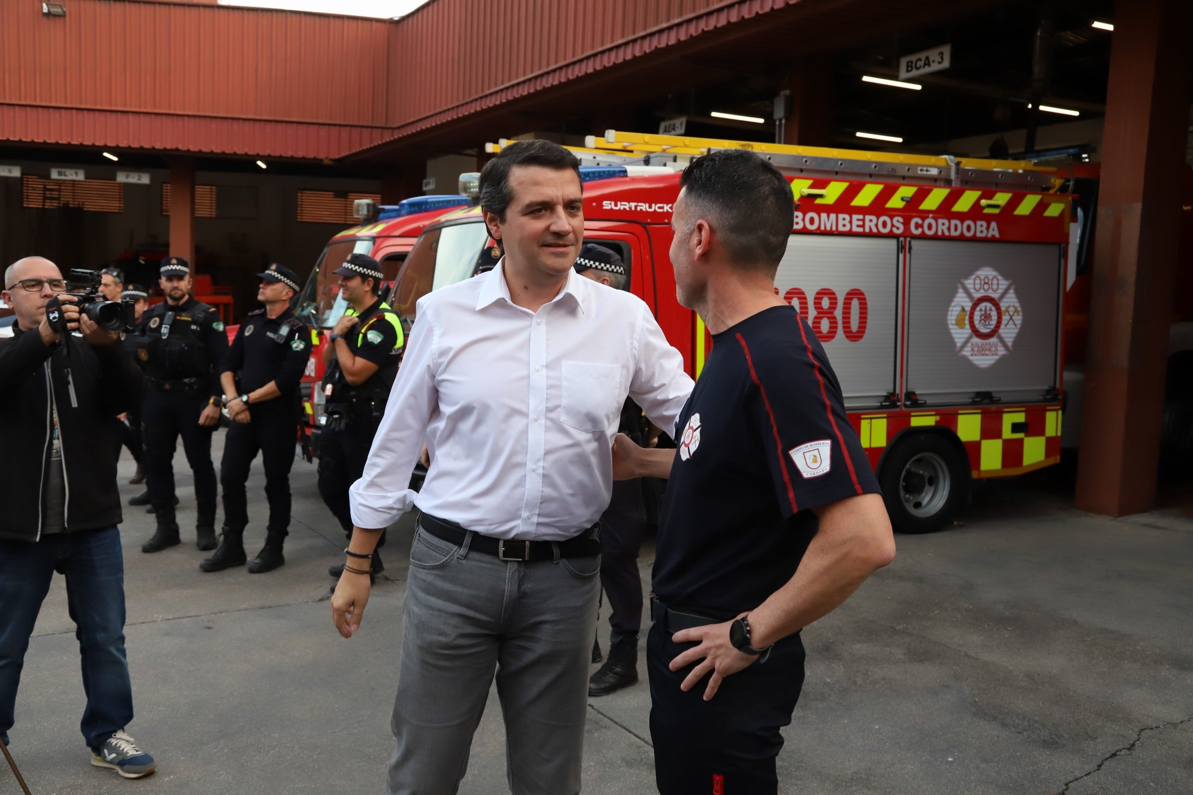 La despedida de los 22 bomberos de Córdoba hacia Valencia, en imágenes