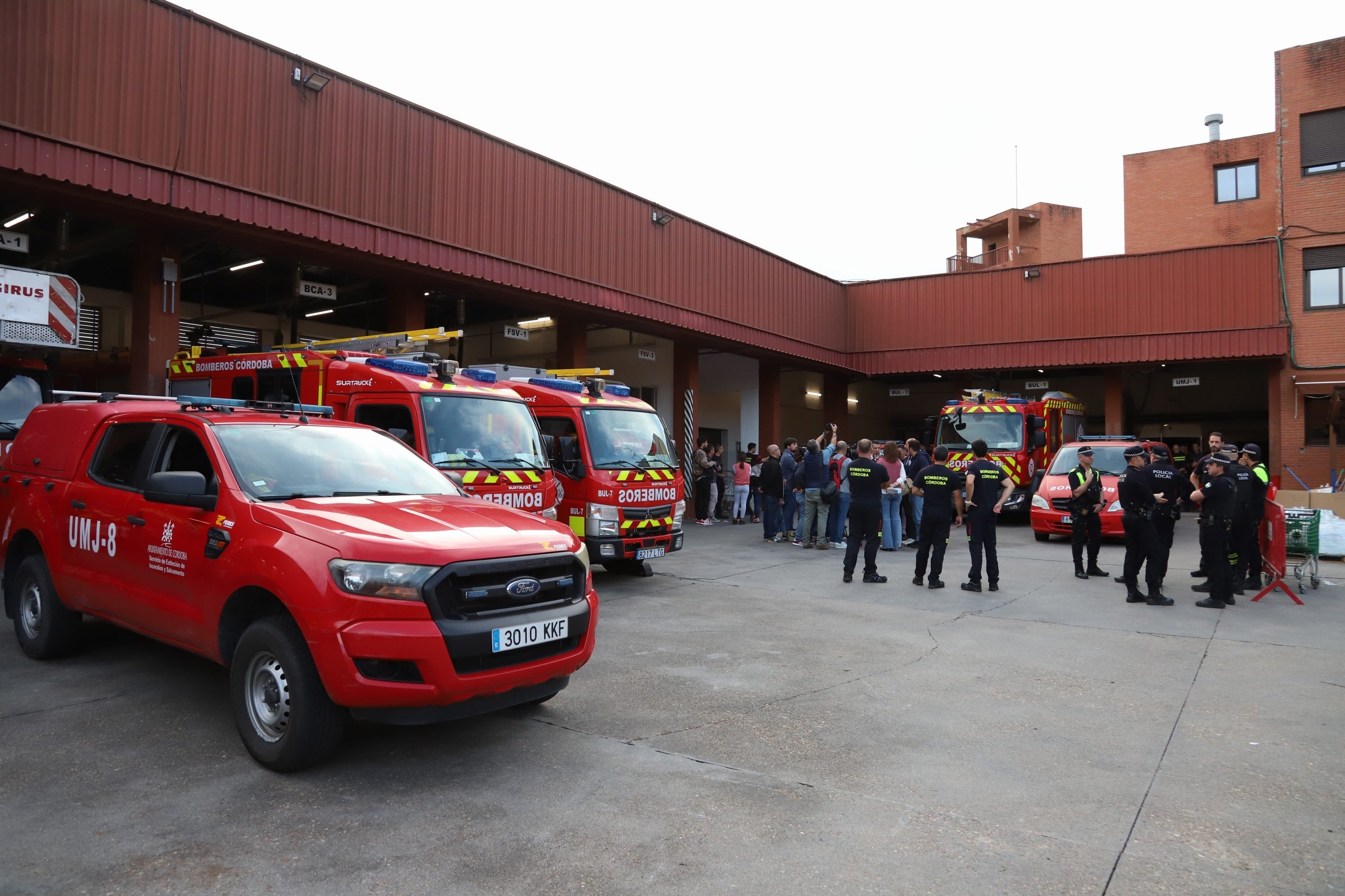 La despedida de los 22 bomberos de Córdoba hacia Valencia, en imágenes