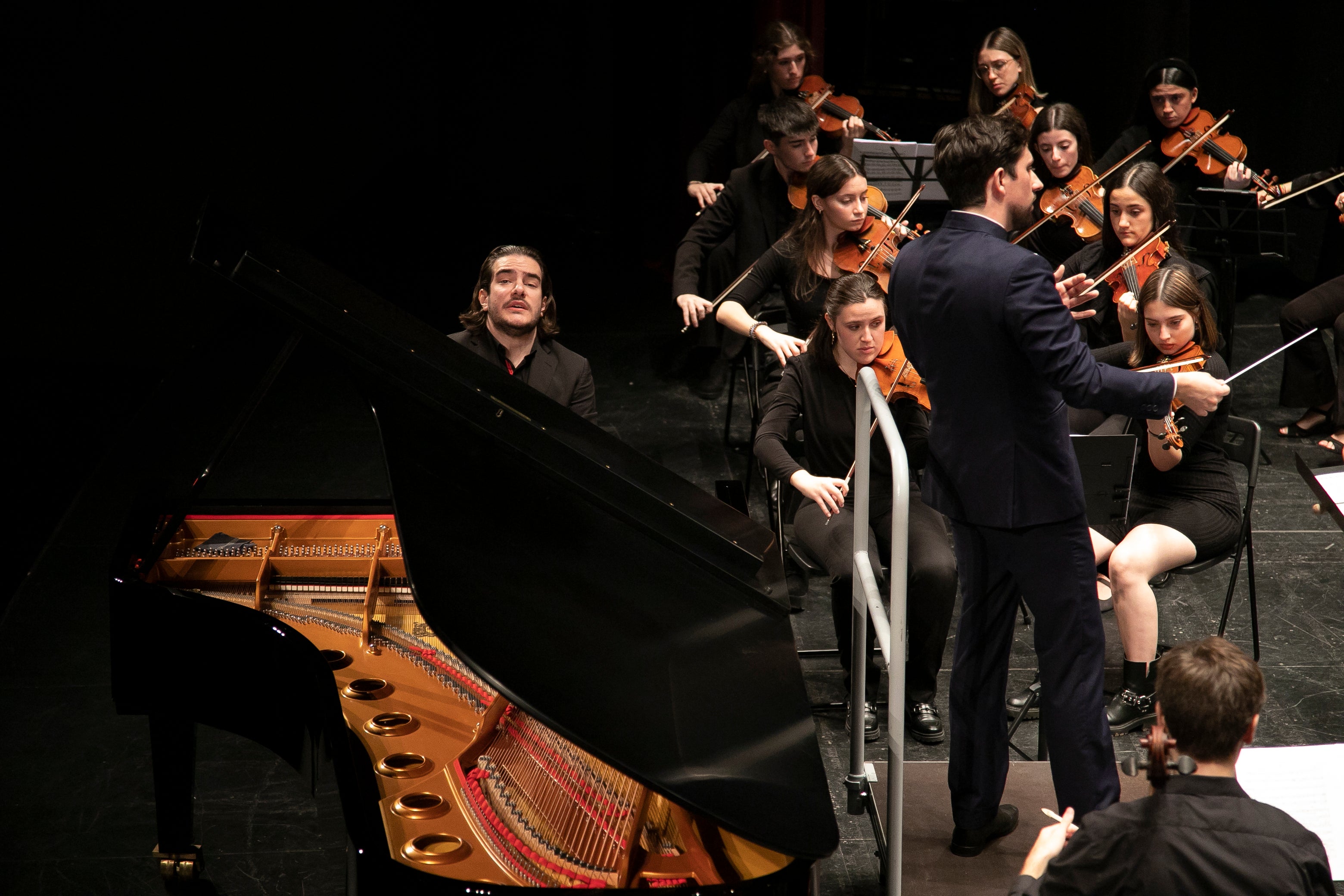 El concierto de Emin Kiourktchian y la Orquesta Joven de Córdoba, en imágenes