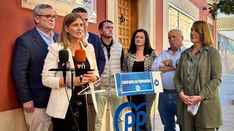 La secretaria general del PP de Castilla-La Mancha, Carolina Agudo, anunciando la PNL en la sede de la DO Valdepeñas