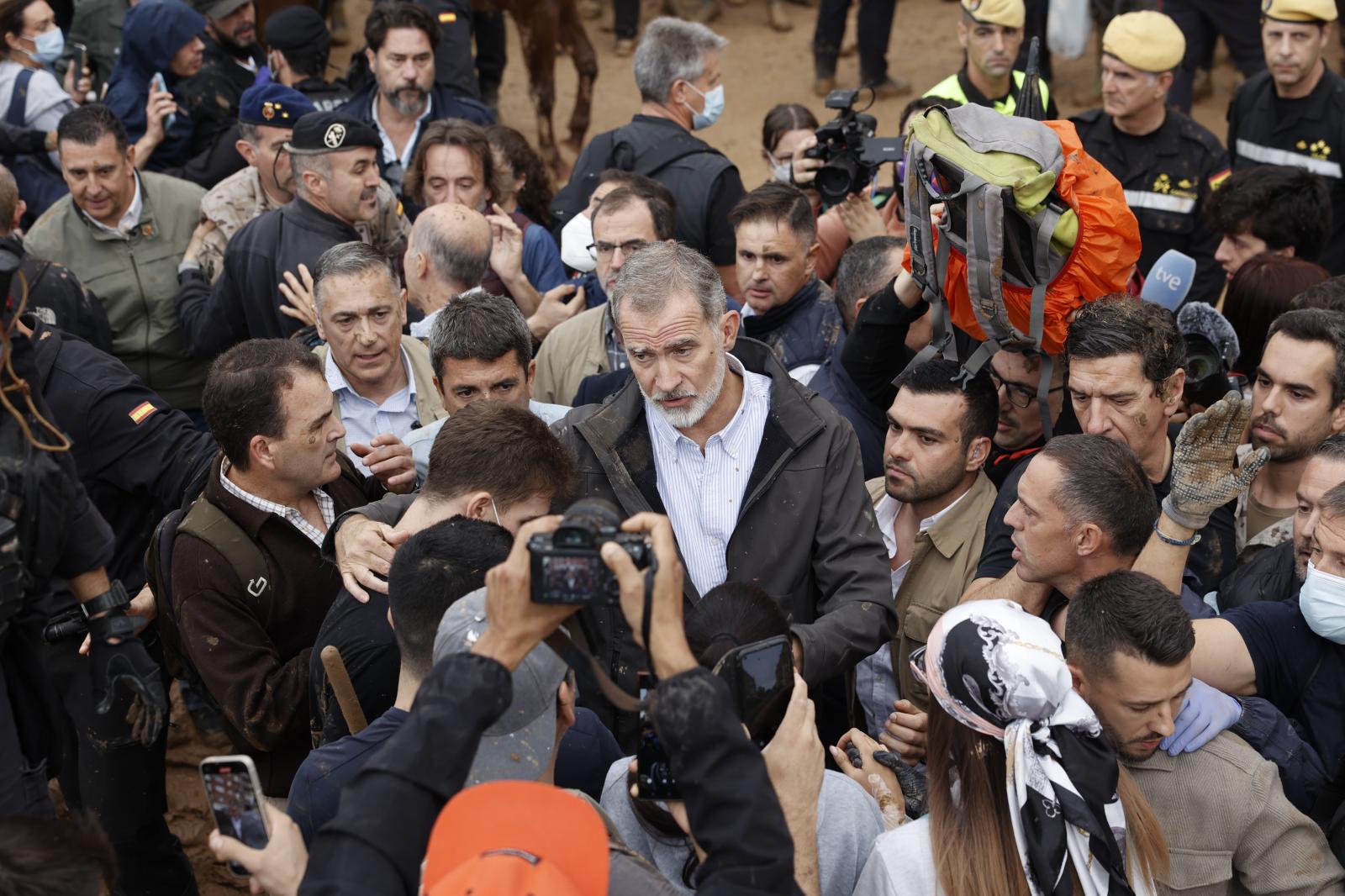 El rey Felipe habla con vecinos de Leitur durante su visita