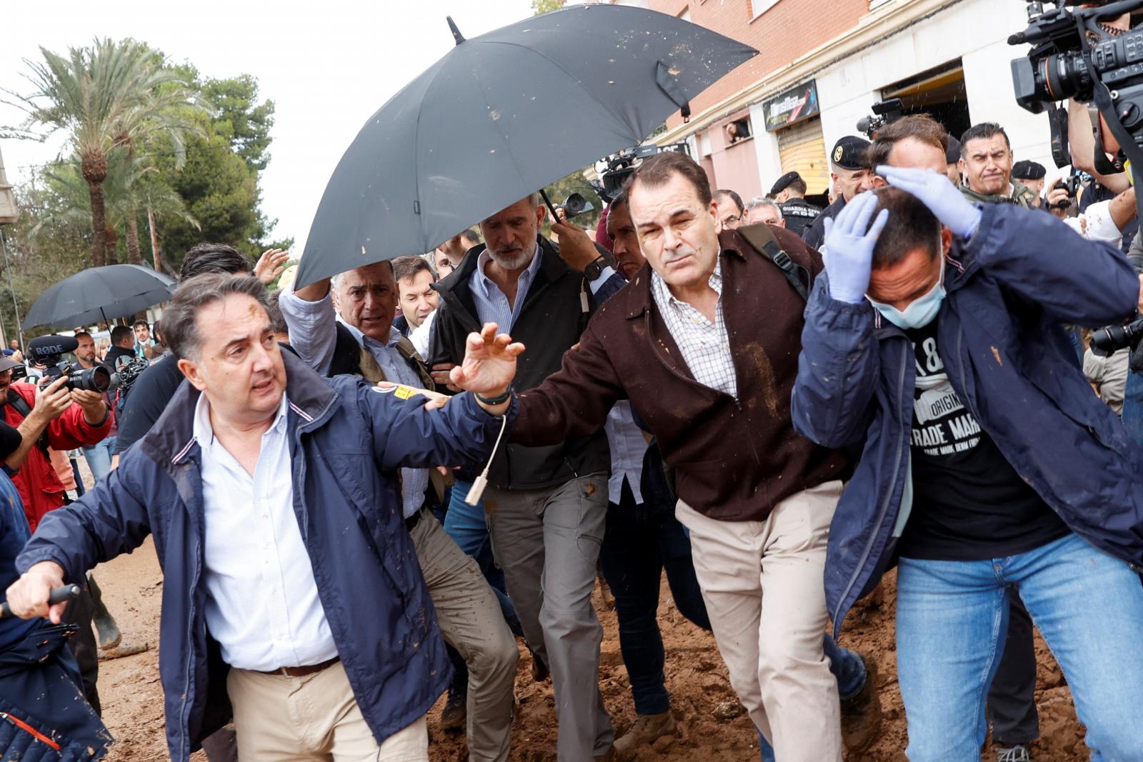 La gente arroja barro al Rey Felipe VI, tras las fuertes lluvias que provocaron inundaciones, durante su visita a Paiporta
