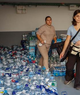 Imagen secundaria 2 - Vecinos y voluntarios clasifican las donaciones en el punto de recogida habilitado por el Ayuntamiento de Madrid 