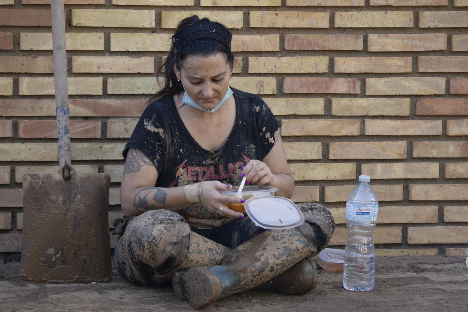 Voluntarios de todas partes de España están colaborando la limpieza de casas y calles de Utiel, Valencia