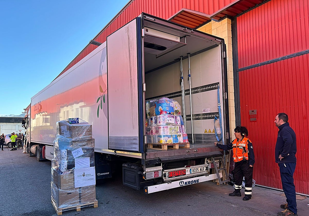 Uno de los camiones, mientras es cargado en el polígono industrial de Juncaril, a las afueras de Granada