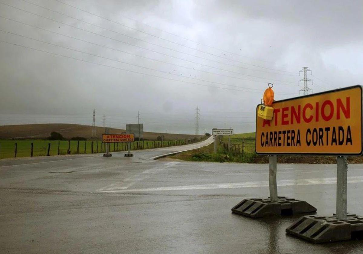 Varias carreteras de Andalucía siguen cortadas al tráfico por los efectos del temporal