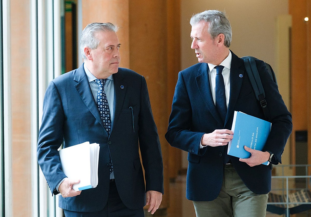El conselleiro de Sanidade, Antonio Gómez Caamaño, junto al presidente de la Xunta, Alfonso Rueda