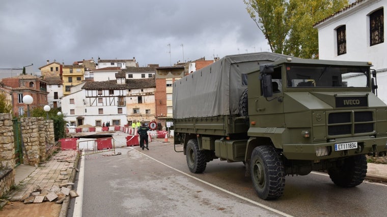 El Ejército construye en Landete una pasarela sobre el río mientras se arregla el puente dañado