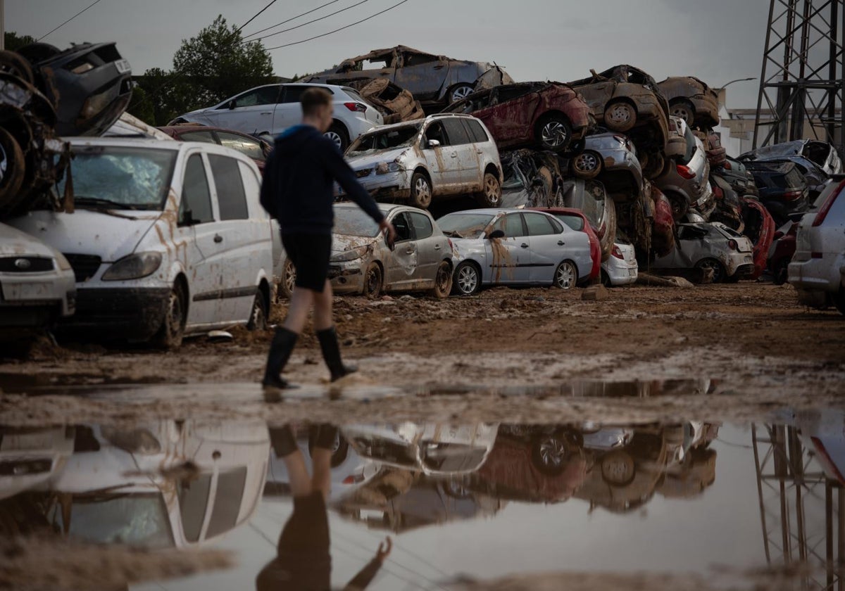 Vecinos de Paiporta caminan entra la devastación que provocó el agua