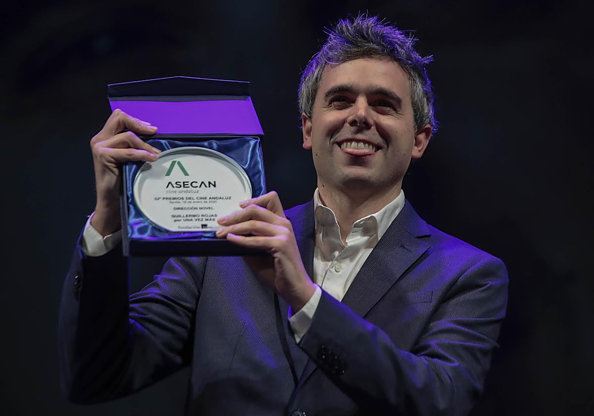 Guillermo Rojas, en 2020 recogiendo un premio por su película 'Una vez más'