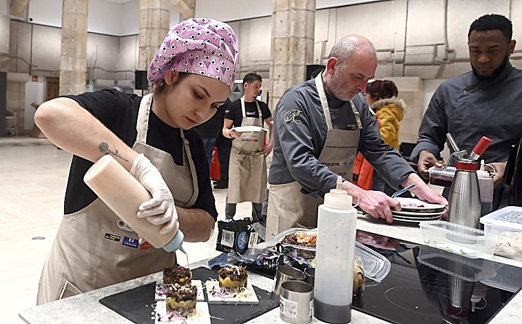 Imagen principal - Arriba, Concurso de San Lesmes, en Burgos. Sobre estas líneas, Campeonato de Tapas y Pinchos 'Memorial Erika Sánchez Adán', que tiene lugar en Palencia, y elaboración del Concurso Oficial de Pinchos y Tapas de Castilla y León